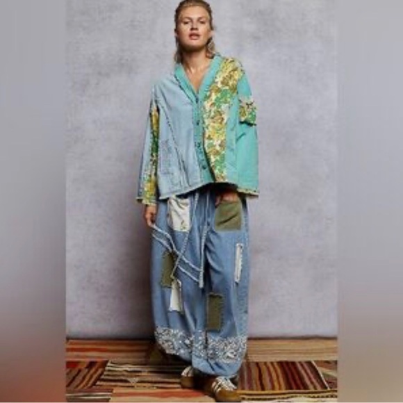 POL Tops - POL BOHO Denim & Teal Button Down Floral VNeck long sleeve Raw Hem Shirt Top